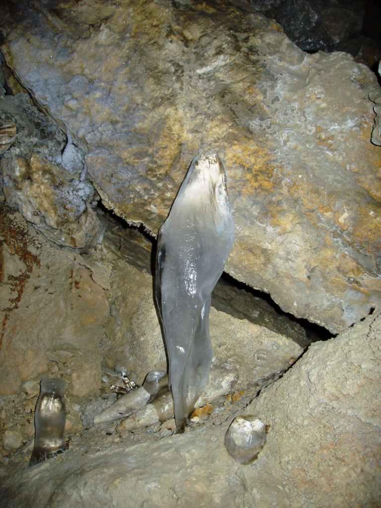 Jeskyně Na Turoldu - ledové krápníky