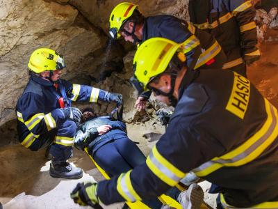 Hasičské cvičení záchrany lidí z hloubek v jeskyni Na Turoldu v Mikulově, 5. 11. 20241