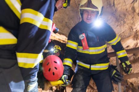 Hasičské cvičení záchrany lidí z hloubek v jeskyni Na Turoldu v Mikulově, 5. 11. 20241