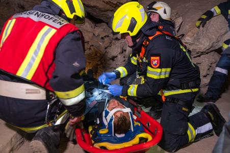 Hasičské cvičení záchrany lidí z hloubek v jeskyni Na Turoldu v Mikulově, 5. 11. 20241