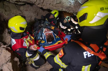 Hasičské cvičení záchrany lidí z hloubek v jeskyni Na Turoldu v Mikulově, 5. 11. 20241
