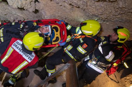 Hasičské cvičení záchrany lidí z hloubek v jeskyni Na Turoldu v Mikulově, 5. 11. 20241