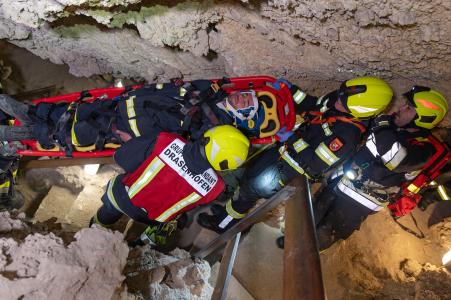 Hasičské cvičení záchrany lidí z hloubek v jeskyni Na Turoldu v Mikulově, 5. 11. 20241