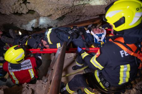 Hasičské cvičení záchrany lidí z hloubek v jeskyni Na Turoldu v Mikulově, 5. 11. 20241