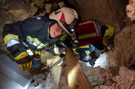 Hasičské cvičení záchrany lidí z hloubek v jeskyni Na Turoldu v Mikulově, 5. 11. 20241