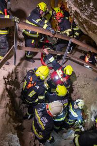 Hasičské cvičení záchrany lidí z hloubek v jeskyni Na Turoldu v Mikulově, 5. 11. 20241