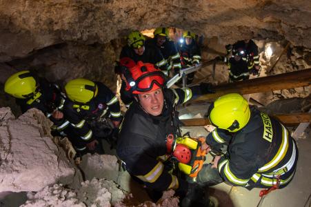 Hasičské cvičení záchrany lidí z hloubek v jeskyni Na Turoldu v Mikulově, 5. 11. 20241