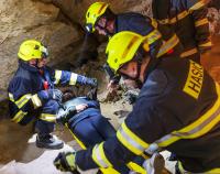 Hasičské cvičení záchrany lidí z hloubek v jeskyni Na Turoldu v Mikulově, 5. 11. 20241